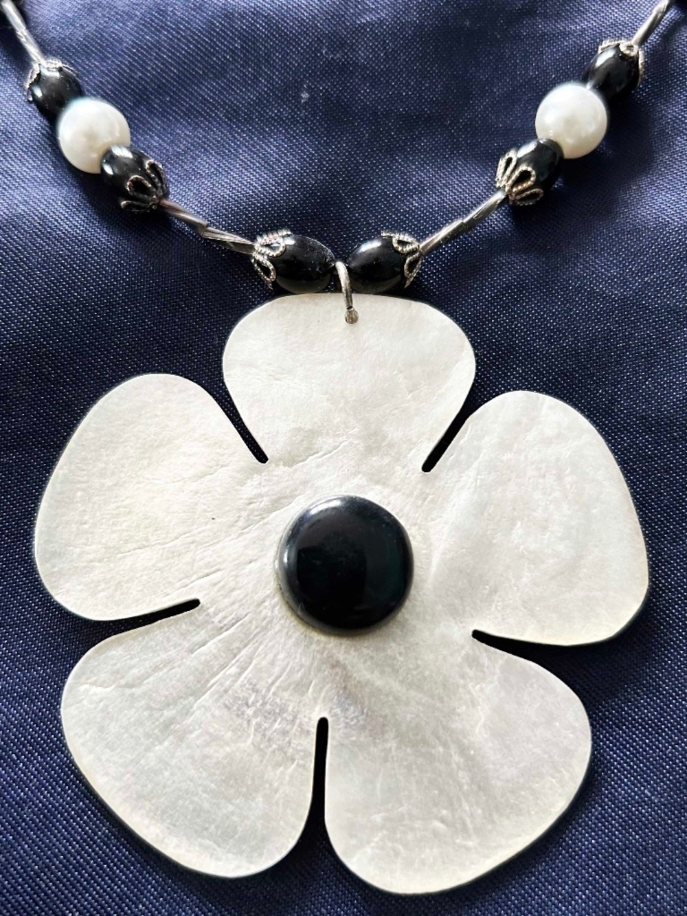 NECKLACE MOTHER OF PEARL FLOWER WITH WHITE STONE BEADS, BLACK GLASS BEADS &
